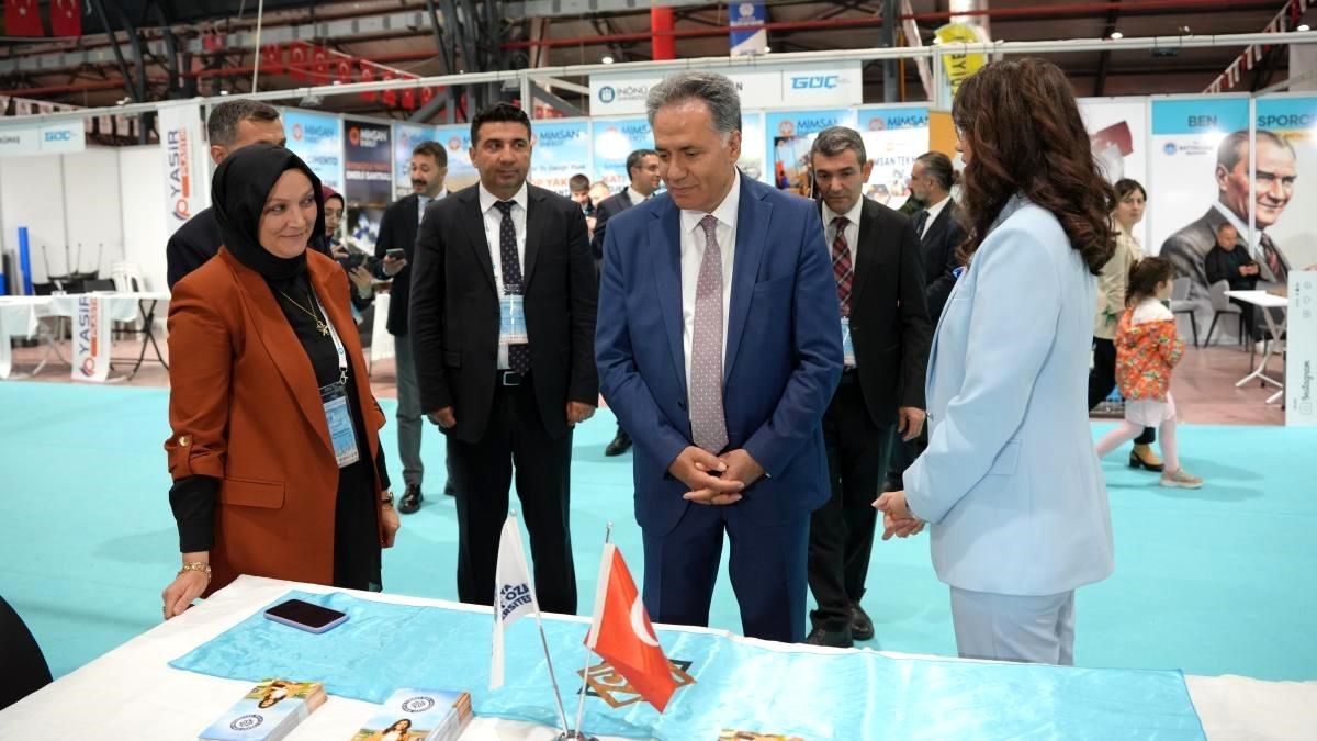 Rektör Akpolat, İpek Yolu Kariyer Fuarı\'ndaki stantları ziyaret etti