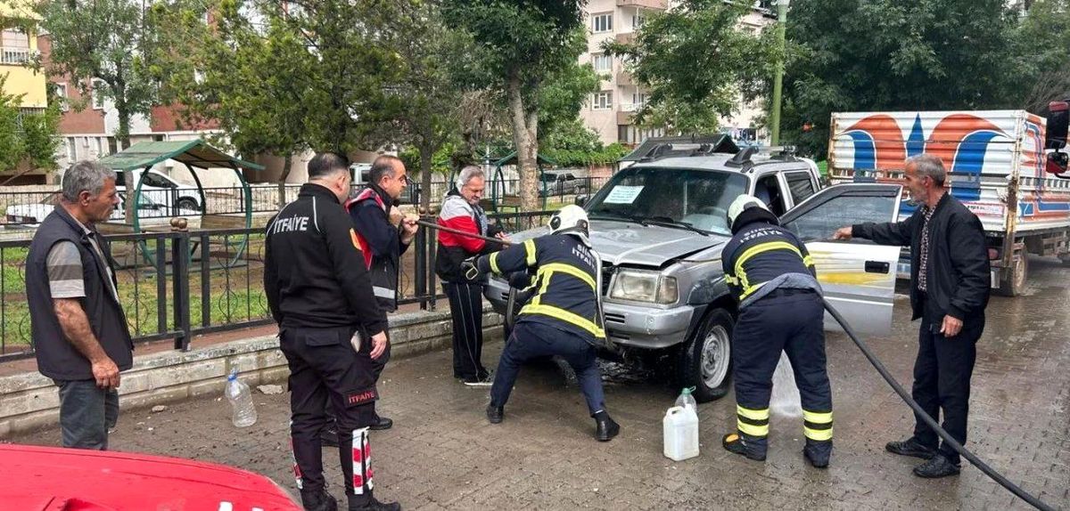 Siirt\'te Park Halinde Pikap Yandı