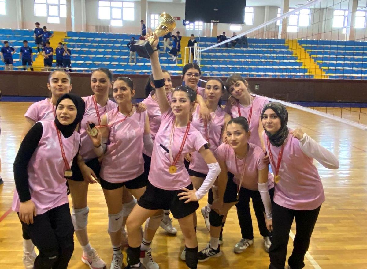 Erzurum\'da voleybol şampiyonu Tevfik İleri Anadolu Lisesi