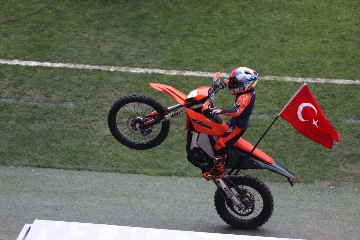 Tozu dumana kattı! Kocaeli Stadyumu\'nda Zayn Sofuoğlu\'ndan motosiklet şovu