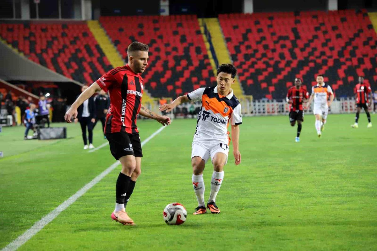 Gaziantep FK - RAMS Başakşehir Maçı Başladı