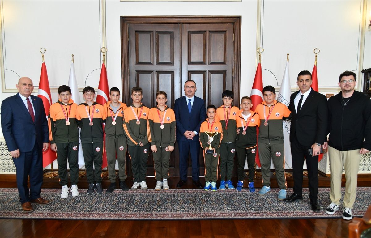 Tekirdağlı Voleybolcular Vali Soytürk\'ü Ziyaret Etti