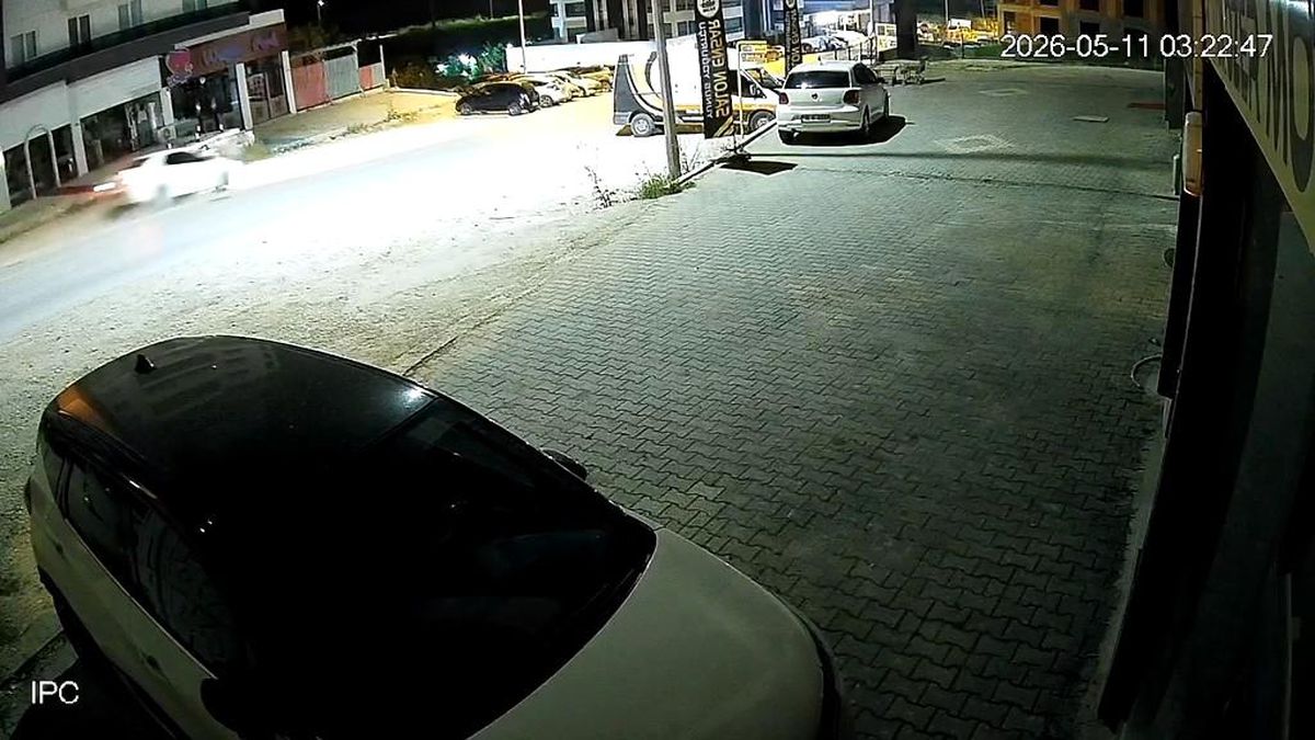 Bursa\'da Sürücü Uyuyakaldı, Park Halindeki Araçlara Çarptı