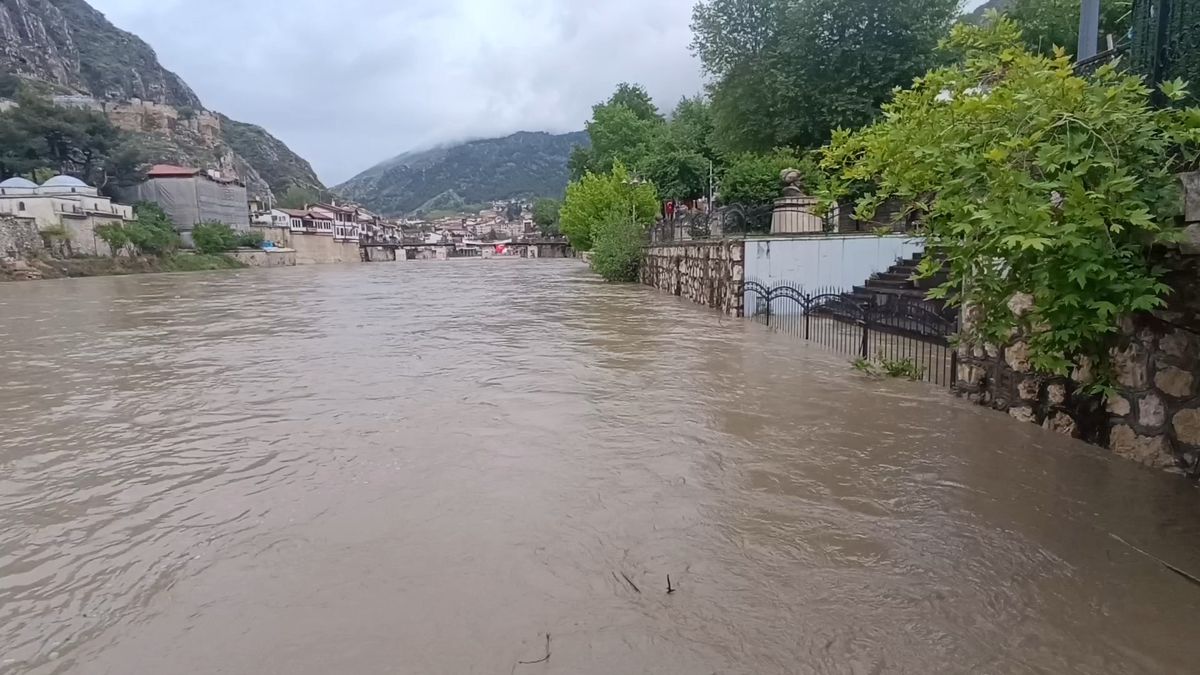Amasya\'da Taşkın: Yeşilırmak Nehri Taştı