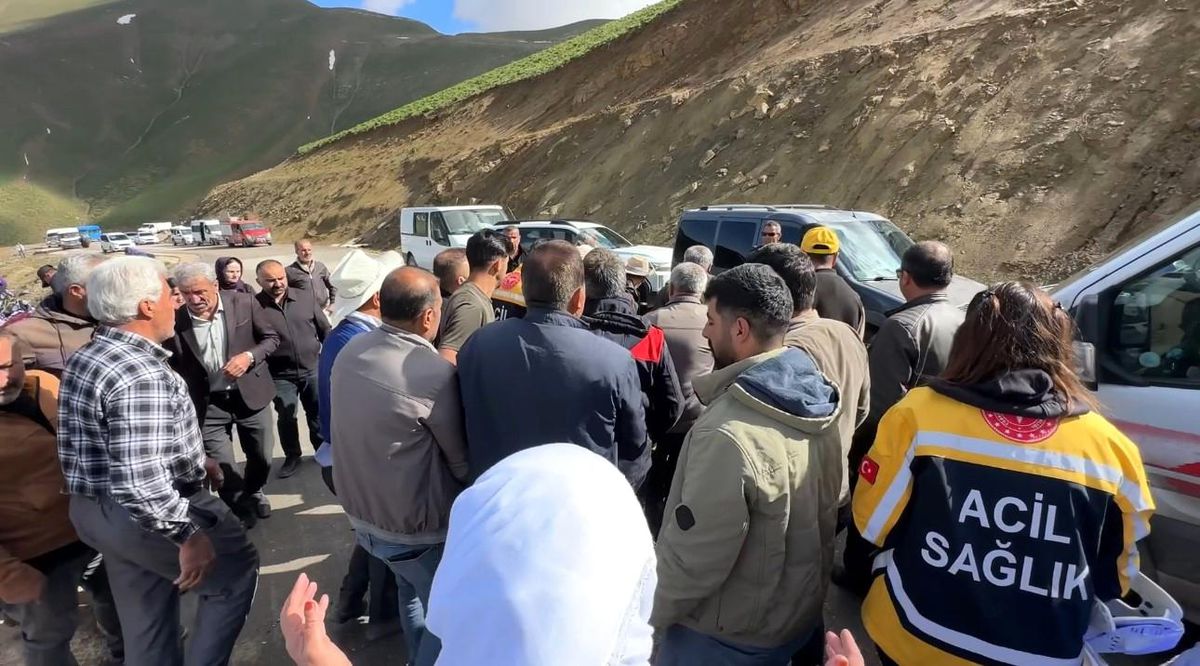 Yüksekova\'da Minibüs Kazası: 2 Ölü