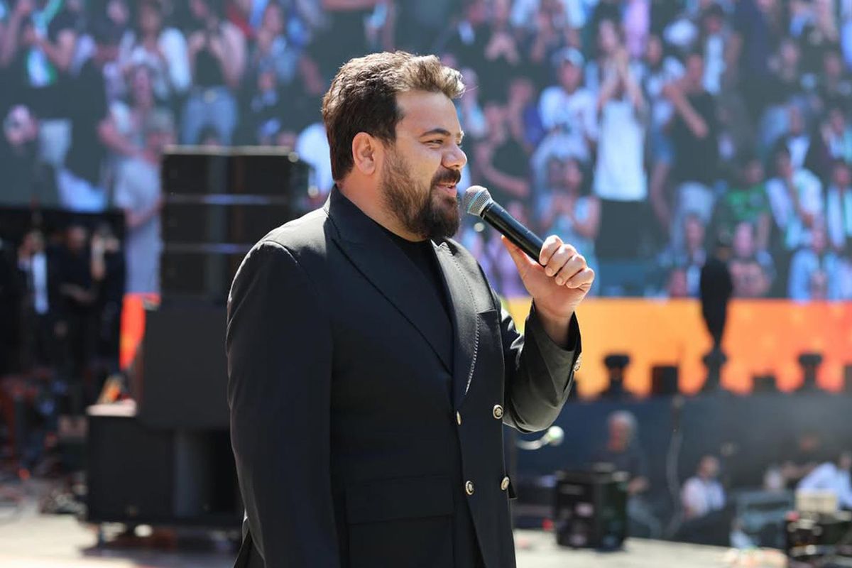 AK Parti\'nin sahnesine çıkan Eser Yenenler\'e her kesimden tepki var