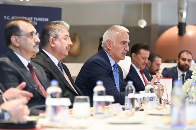 Bakan Ersoy müjdeyi verdi: Halk plajı sayımızı 23'e çıkarıyoruz