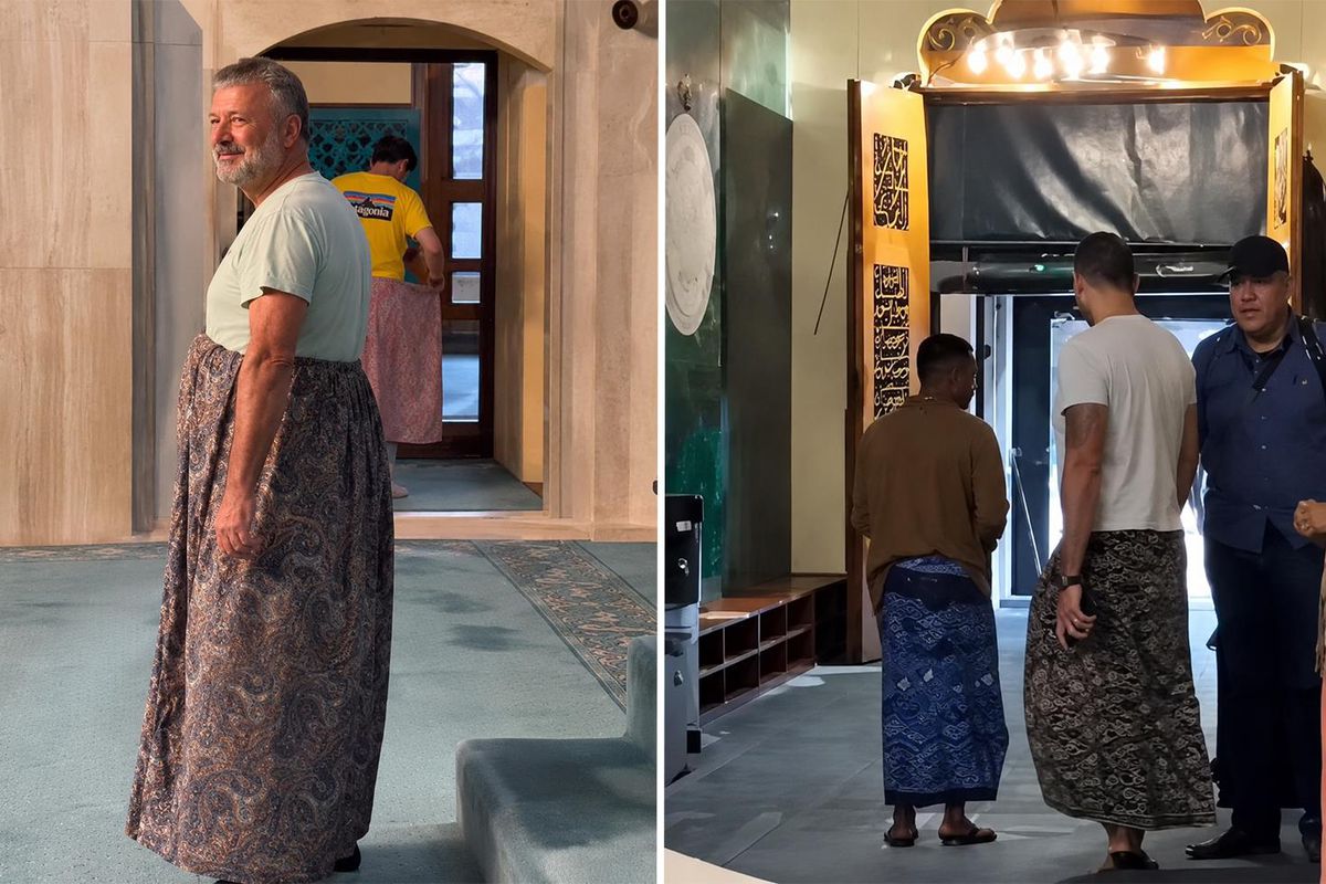 Bursa\'da erkek turistler camiye etek giyerek girdi