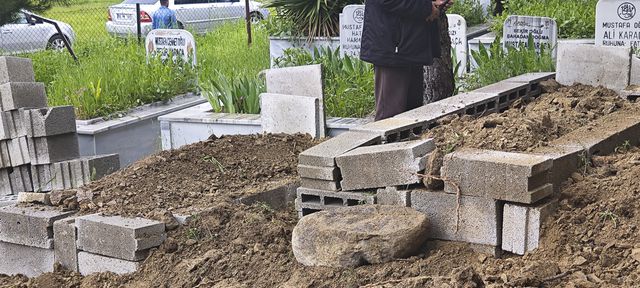 Çekyattan düşen Bertuğ öldü, sinir krizi geçirip hastaneden ayrılan babası kazada hayatını kaybetti