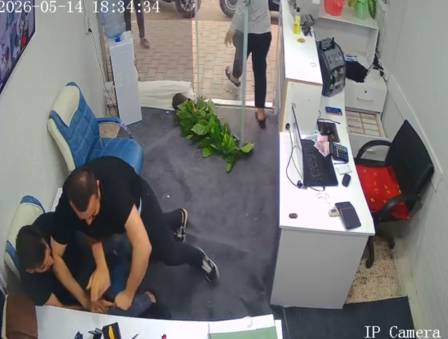 Döviz bürosuna girip peş peşe tetiğe bastı! Ölüm kalım mücadelesi kamerada