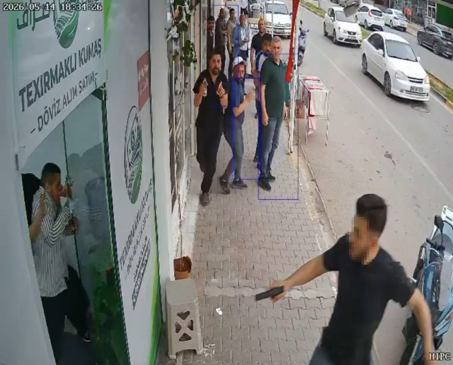 Döviz bürosuna girip peş peşe tetiğe bastı! Ölüm kalım mücadelesi kamerada