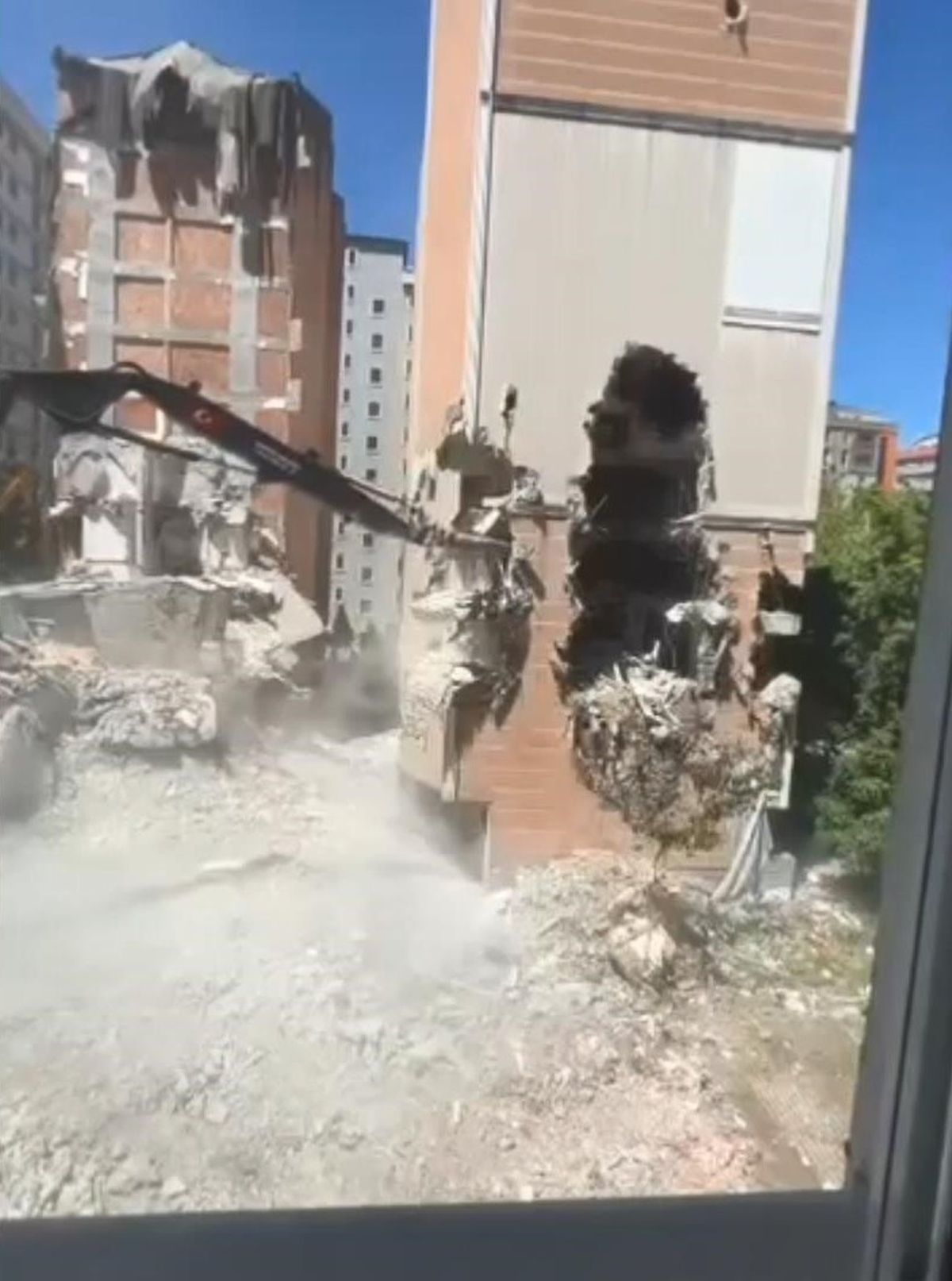 Esenyurt\'ta yıkım sırasında binanın çöktüğü anlar kamerada