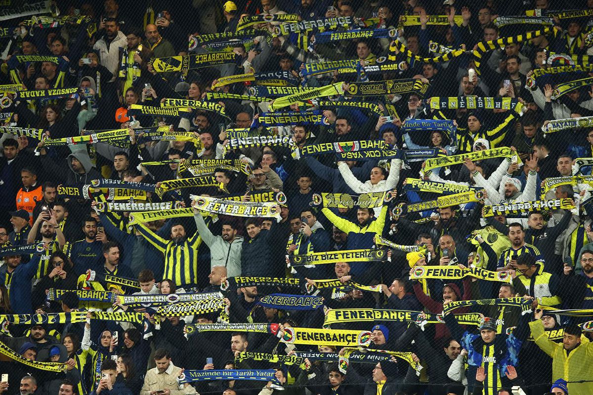 Fenerbahçe taraftarlarından oyuncularına protesto