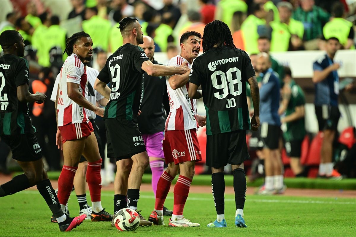 Antalyaspor Kocaelispor\'u Yendi, Küme Düştü