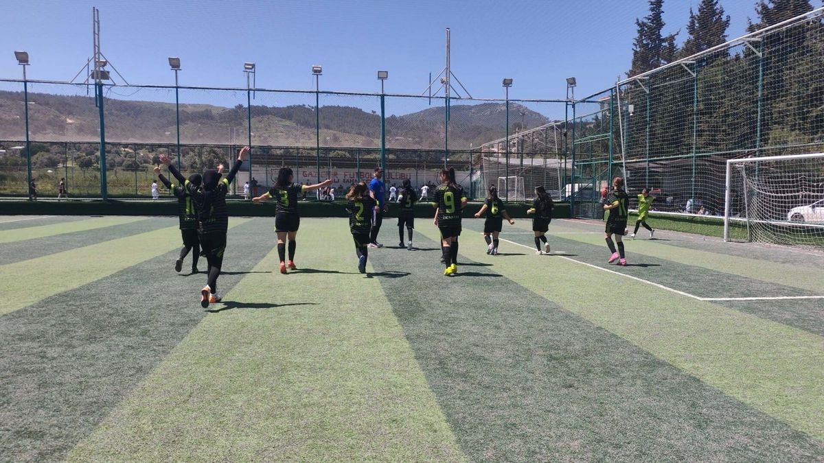 Gaziemir İmam Hatip Kız Futbol Takımı Namağlup Şampiyon