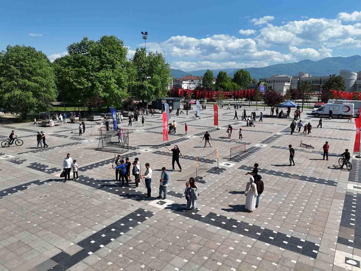 Gen&ccedil;ler spor alanlarında kıyasıya rekabet etti