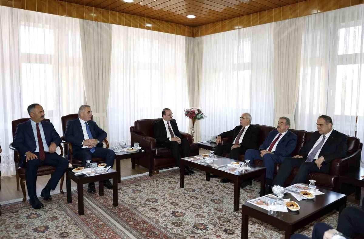 Anayasa Mahkemesi Başkanı Atatürk Üniversitesi\'ni Ziyaret Etti