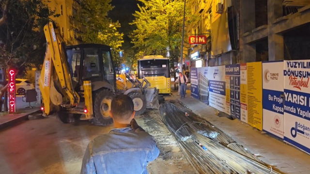 İnşaat demiri otobüsü delip yolcunun ayağına saplandı