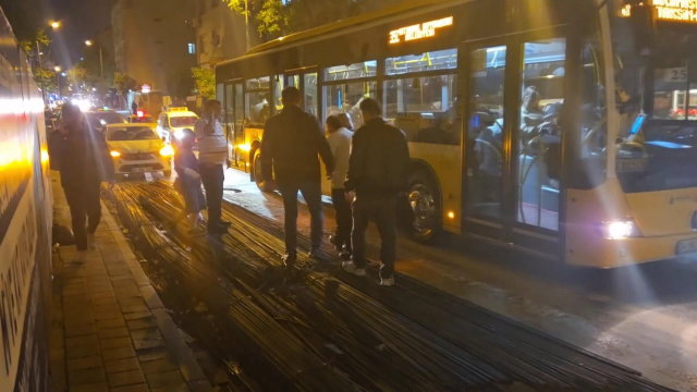 İnşaat demiri otobüsü delip yolcunun ayağına saplandı