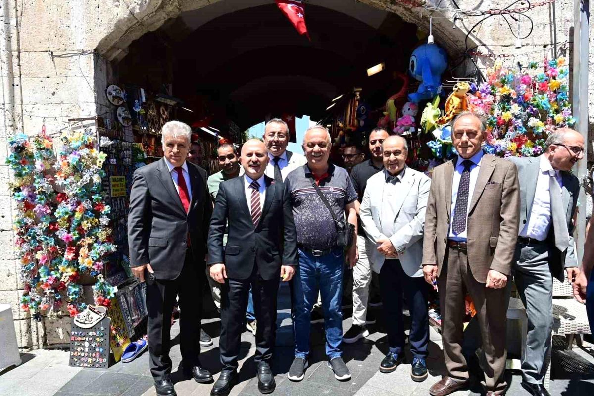 Vali Varol Kuşadası\'nda Esnaf Ziyareti