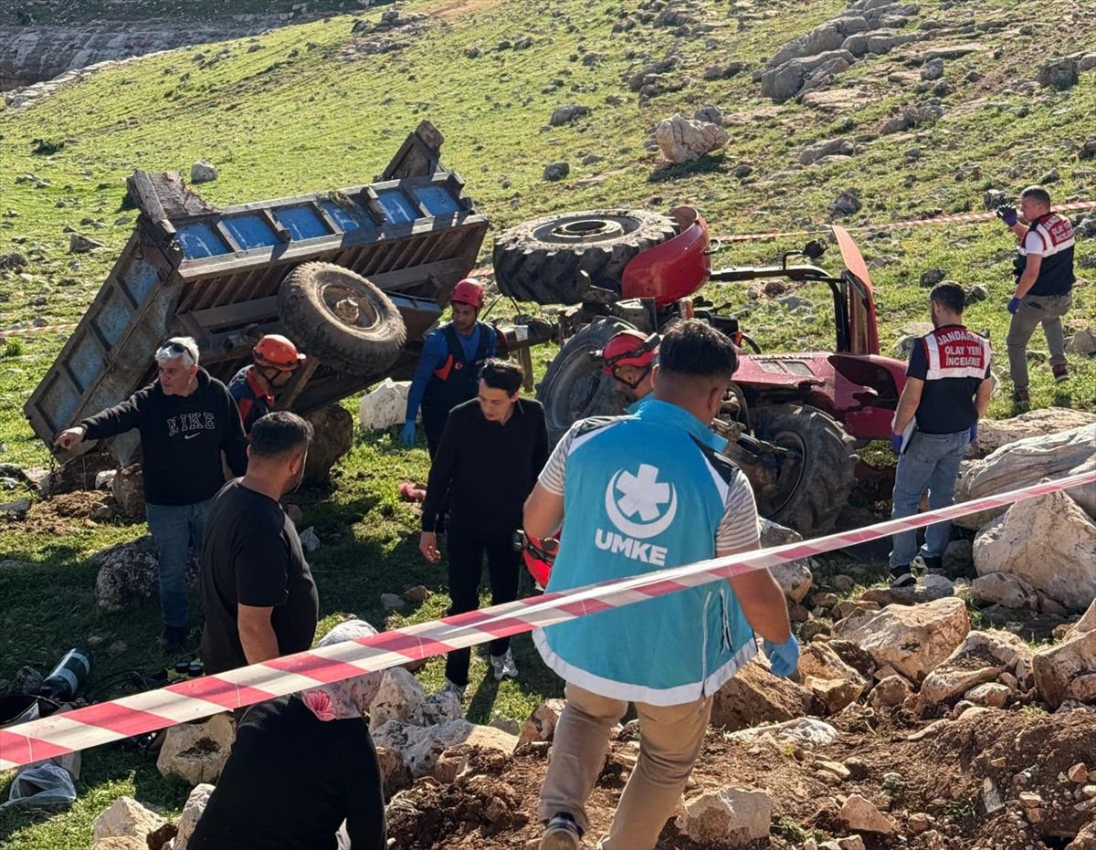 Siirt\'te Traktör Devrildi: 2 Ölü