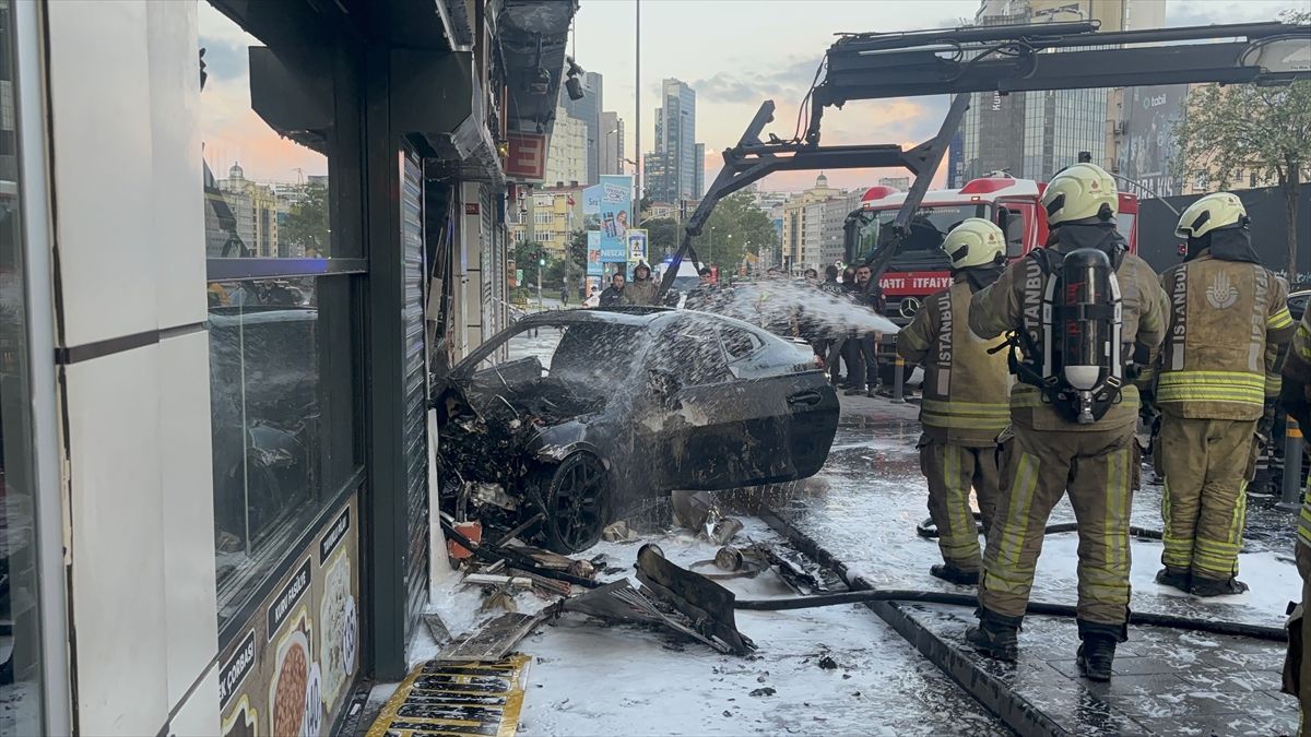 Şişli\'de Otomobil Yangın Çıkardı
