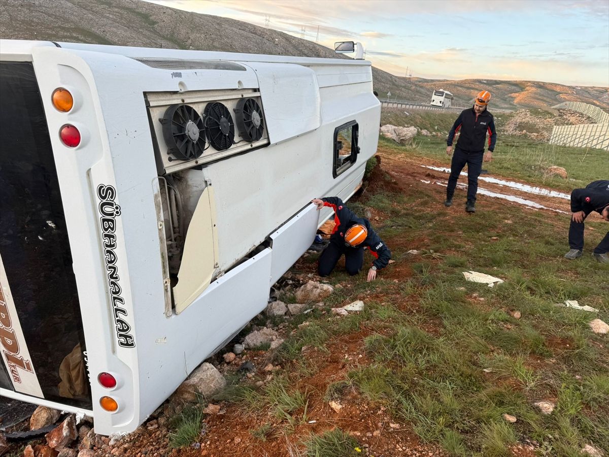 Gürün\'de Midibüs Devrildi: 25 Yaralı