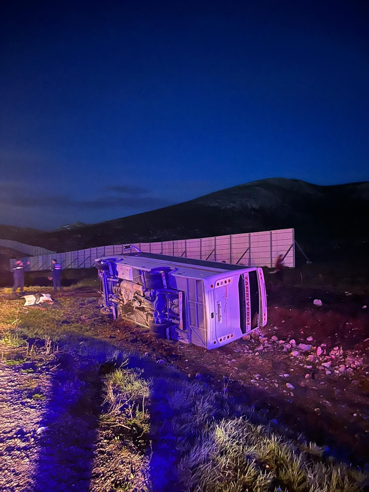 Gürün\'de Taraftar Midibüsü Devrildi: 18 Yaralı