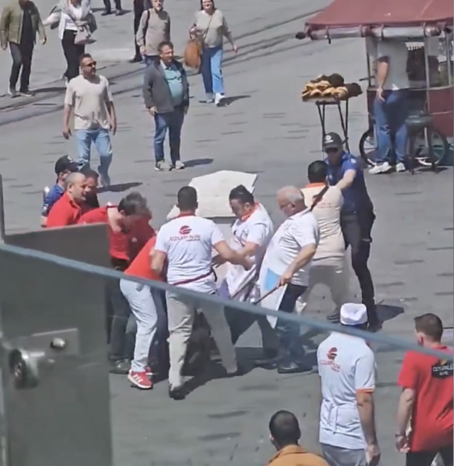 Taksim'de kazmalı kavga: 2 kişi gözaltına alındı
