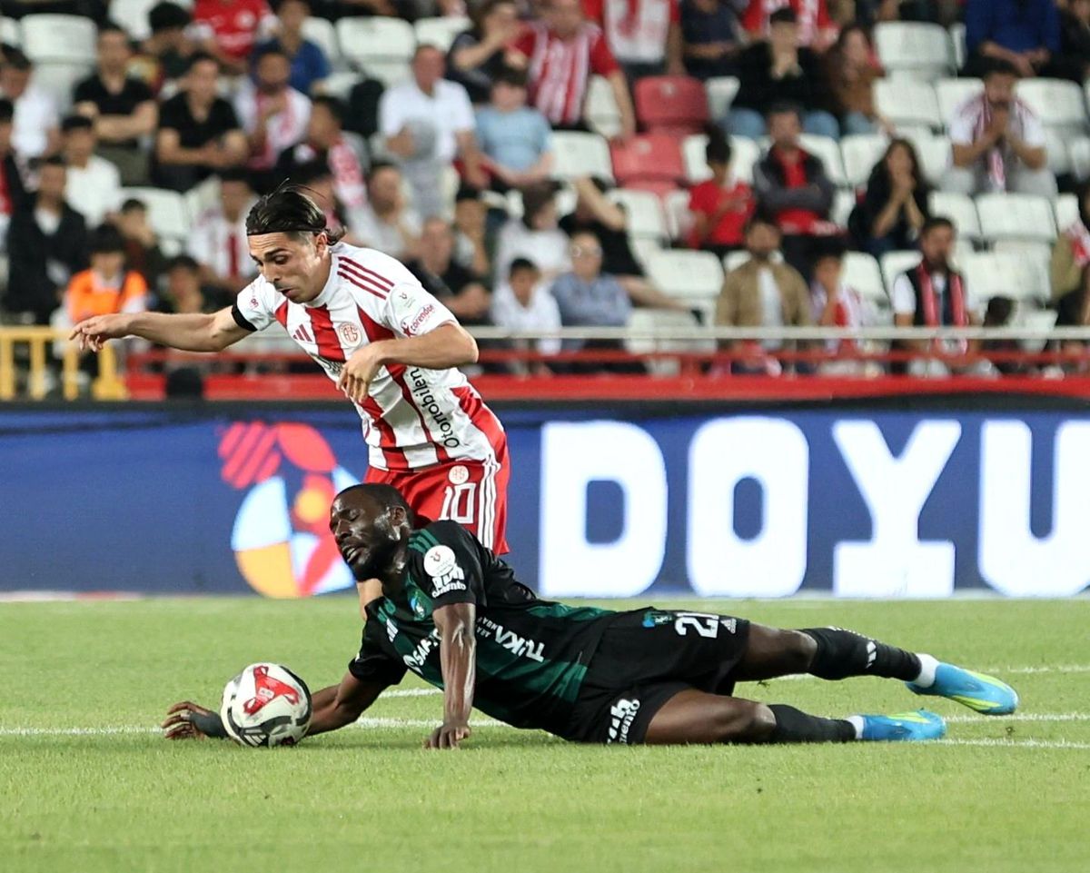 Antalyaspor-Kocaelispor: İlk yarı golsüz