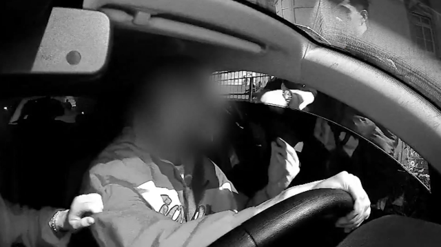 Taksiciler, uygulamayla yolcu taşıyan sürücü ve kadın yolcuya korku dolu anlar yaşattı