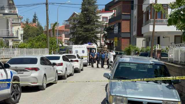 Annesini 20, babasını 10 bıçak darbesiyle öldüren şüpheli: Kriz anında yaptım