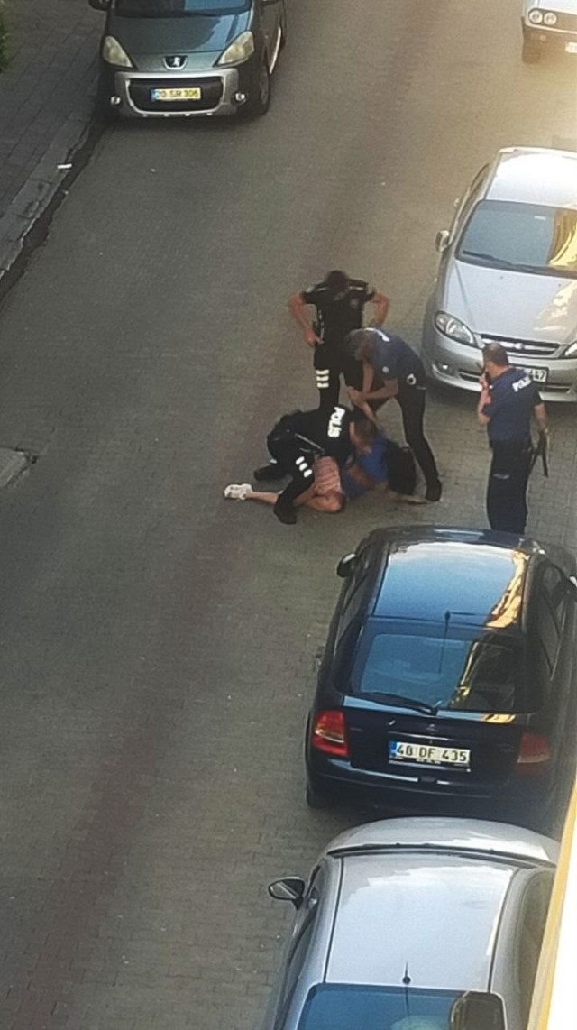 Aydın'da samuray kılıcıyla sokağa çıkan genç kız dehşet saçtı