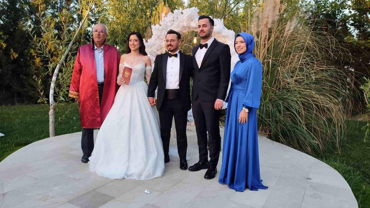 Başkan Arslan genç çifti mutlu günlerinde yalnız bırakmadı