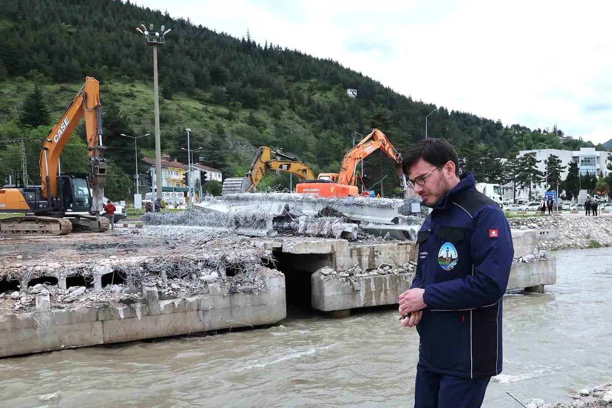 Başkan Yazıcıoğlu\'ndan yıkımı gerçekleştirilen ÇEDAŞ köprüsü yerine yeni köprü müjdesi