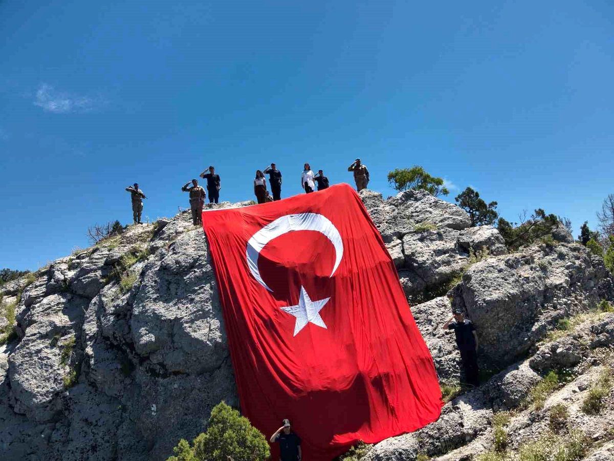 Burdur\'da Dev Türk Bayrağı Açıldı