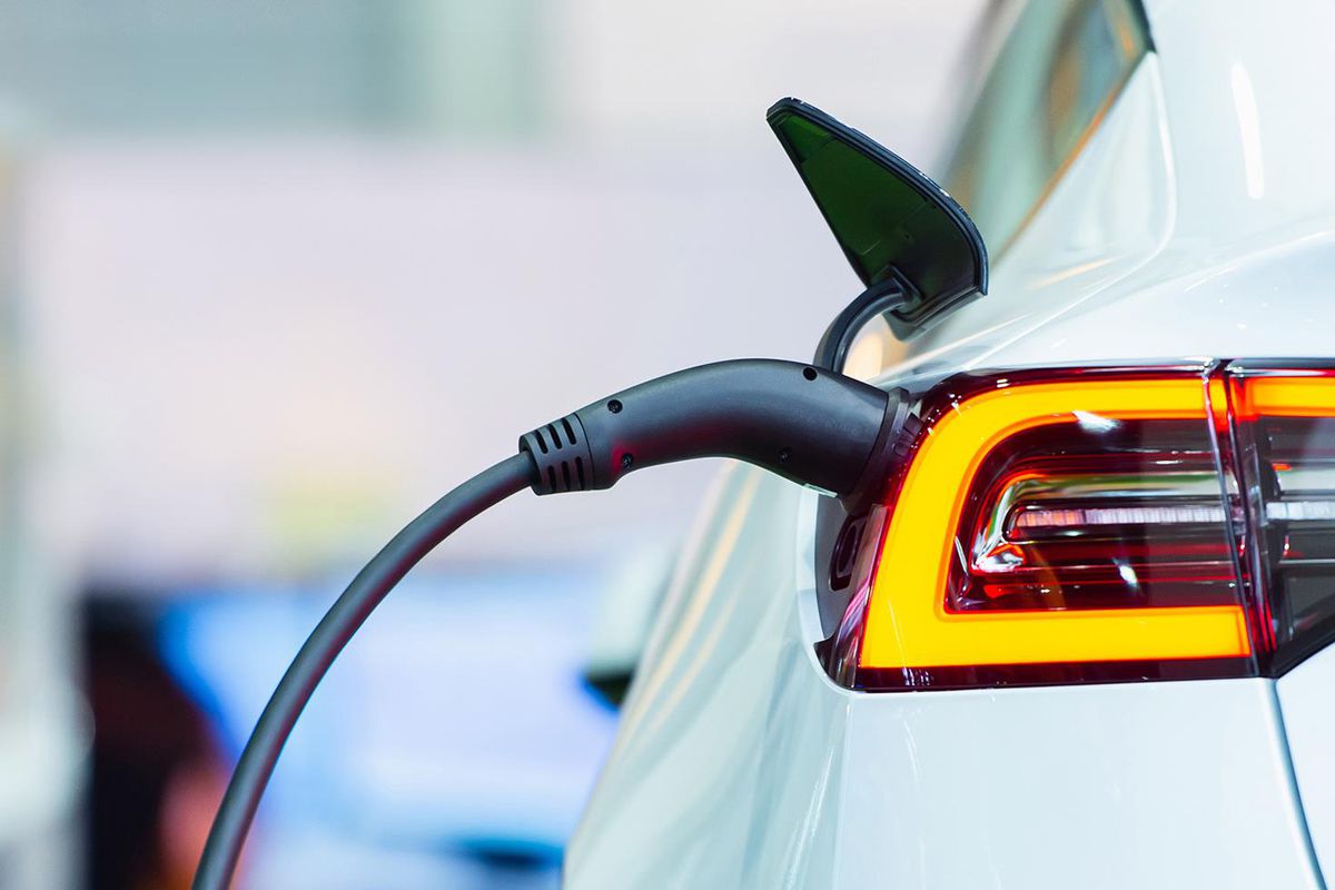 Evinde onaysız araç şarj eden doktora 840 bin liralık "kaçak elektrik" cezası