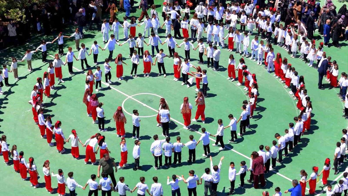 Erzincan\'da 500 kişi dev halay çekti
