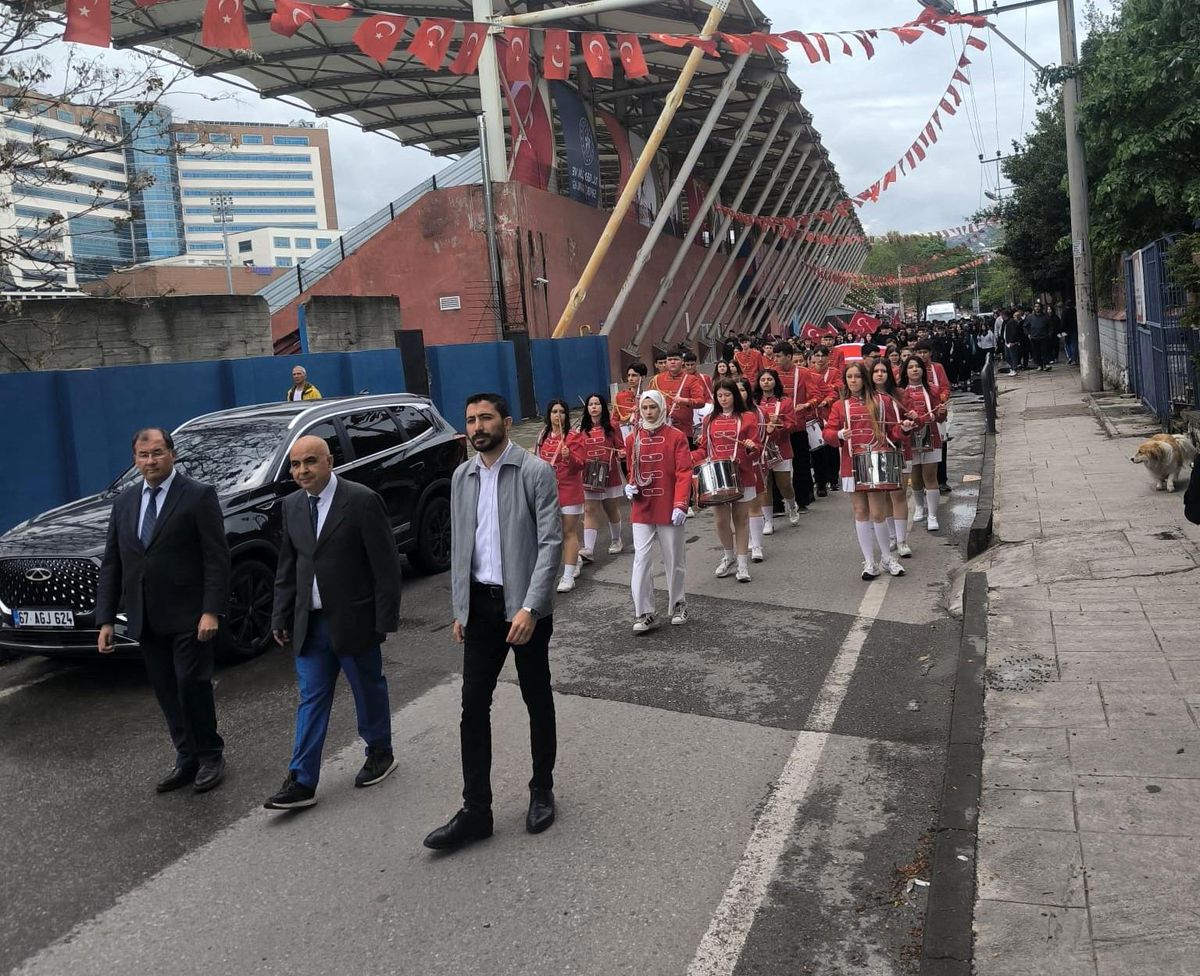 Fener Anadolu Lisesi\'nden Coşkulu Bayram Yürüyüşü