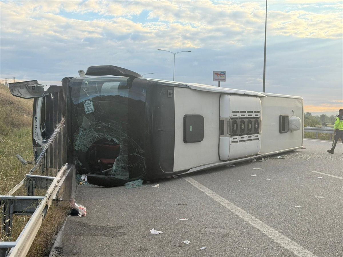 İstanbul-İzmir Otoyolu\'nda Otobüs Devrildi