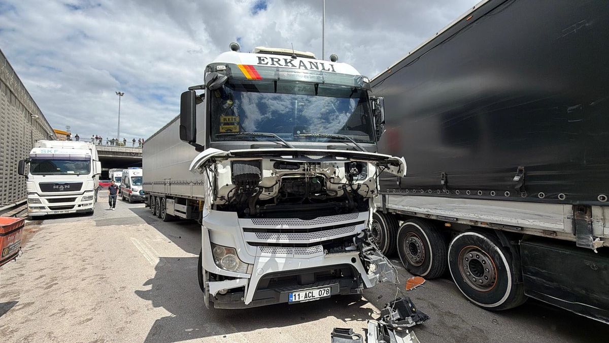 Eskişehir\'de Kaza: TIR Otomobili Sıkıştırdı
