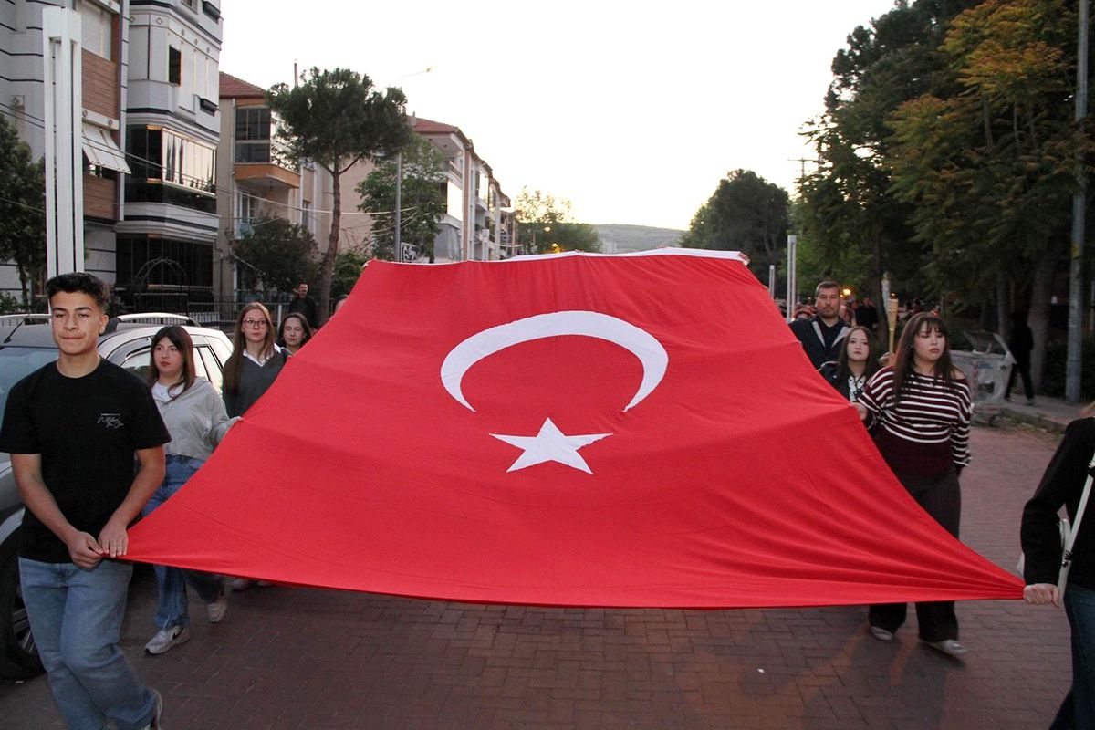 Kula\'da 19 Mayıs coşkusu fener alayıyla taçlandı