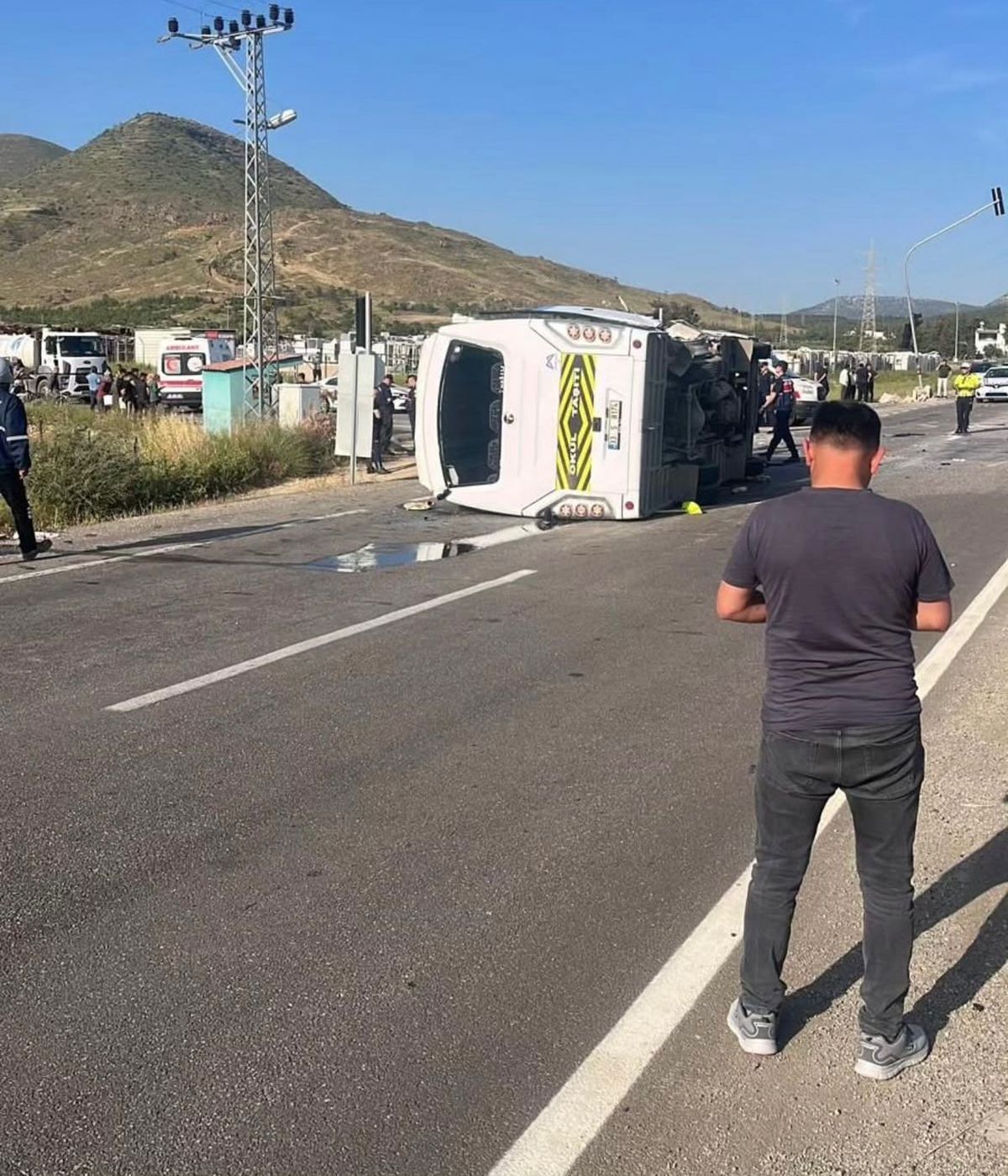 Silifke\'de Öğrenci Servisi Devrildi: 17 Yaralı