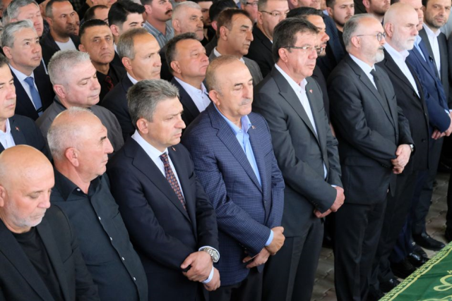 Mevlüt Çavuşoğlu, kardeşinin tabutuna omuz verdi