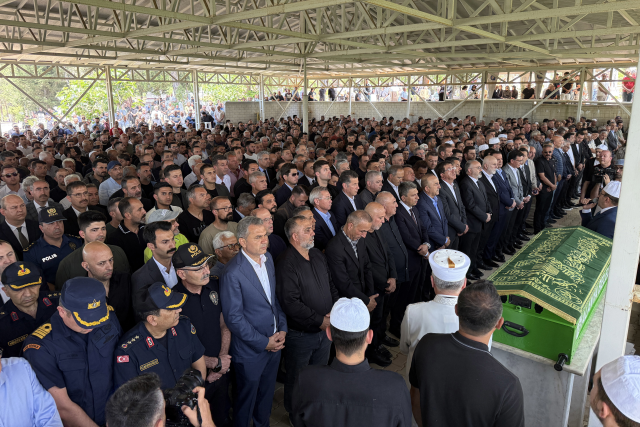 Mevlüt Çavuşoğlu, kardeşinin tabutuna omuz verdi