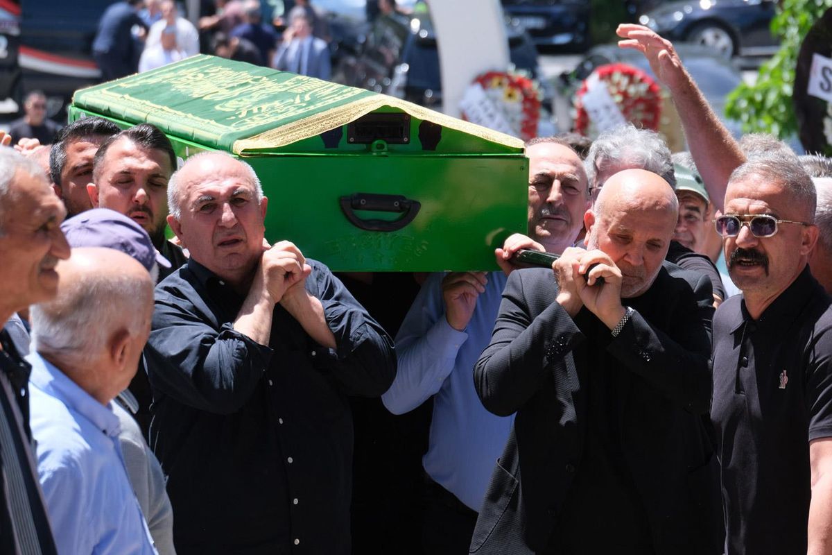Mevlüt Çavuşoğlu, kardeşinin tabutuna omuz verdi