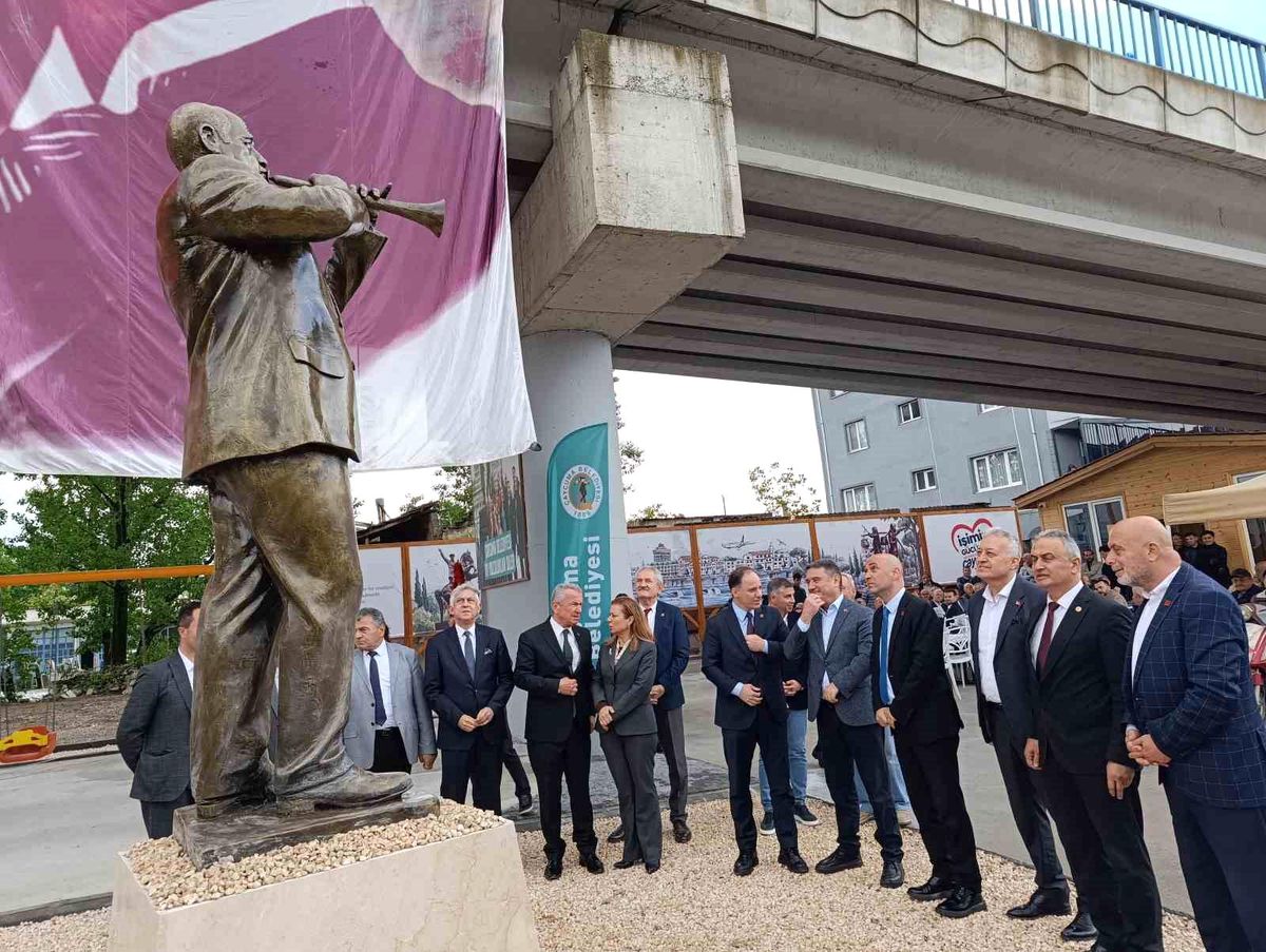 Miting ve açılışların unutulmaz ismi Seyfi Usta\'nın heykeli açıldı