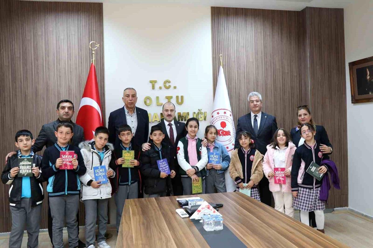 Oltu\'daki Öğrencilerden Kaymakam\'a Ziyaret