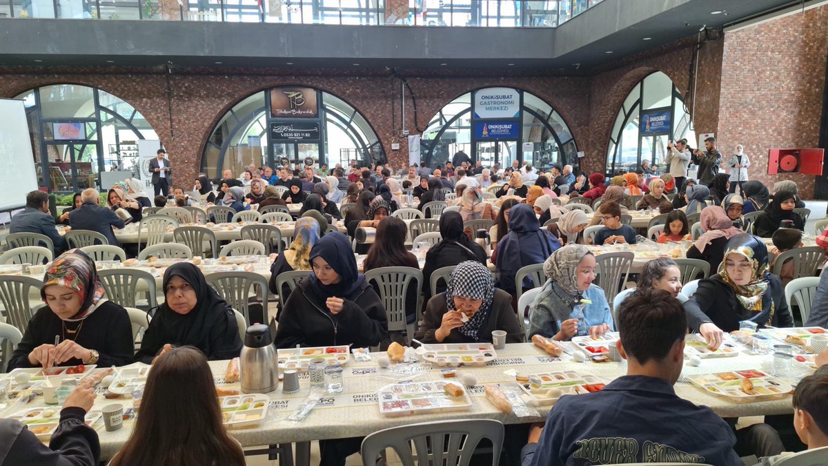 Onikişubat Belediyesi ve İHH’dan anlamlı dayanışma: 250 yetim çocuğa bayramlık desteği