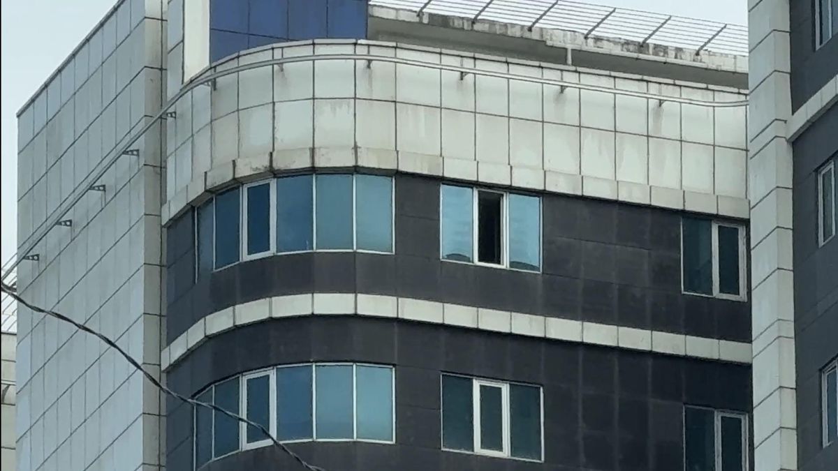 Bıçaklanıp hastaneye kaldırıldı! 10. kattaki pencereden düşüp hayatını kaybetti